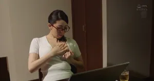 Cậu nhân viên bị kẹt trong thang máy cùng sếp nữ Cậu nhân viên bị kẹt trong thang máy cùng sếp nữ