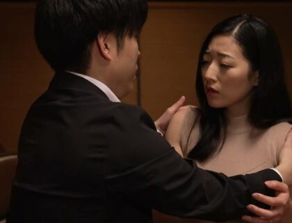 Cô vợ dâm khó cưỡng lại sự vạm vỡ của cậu bạn thân của chồng khi đến chơi