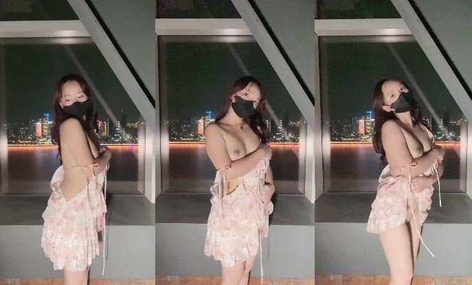 Em đeo khẩu trang trói bằng dây đỏ Em đeo khẩu trang trói bằng dây đỏ