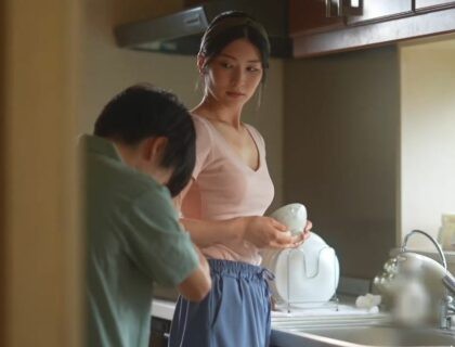 Nhờ chị gái dạy hôn, cậu em trai làm liều địt luôn chị gái Nhờ chị gái dạy hôn, cậu em trai làm liều địt luôn chị gái