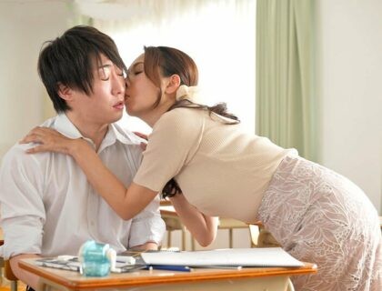 Sau giờ học cô giáo trẻ gạ tình cậu học sinh làm tình trong lớp Sau giờ học cô giáo trẻ gạ tình cậu học sinh làm tình trong lớp